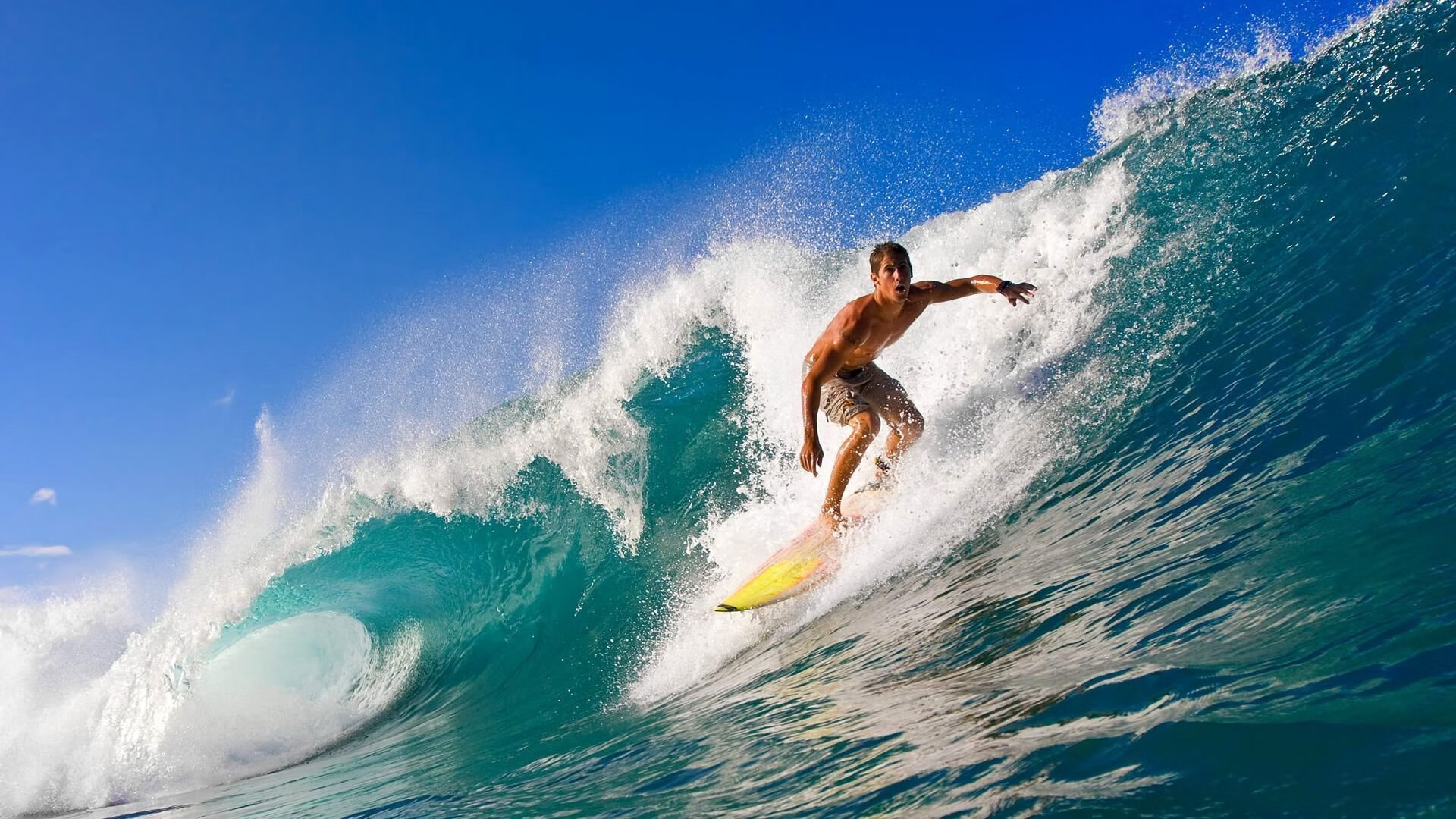 英超黄袍加身，精彩瞬间和战术创新令人期待，英超累计黄牌停赛规则